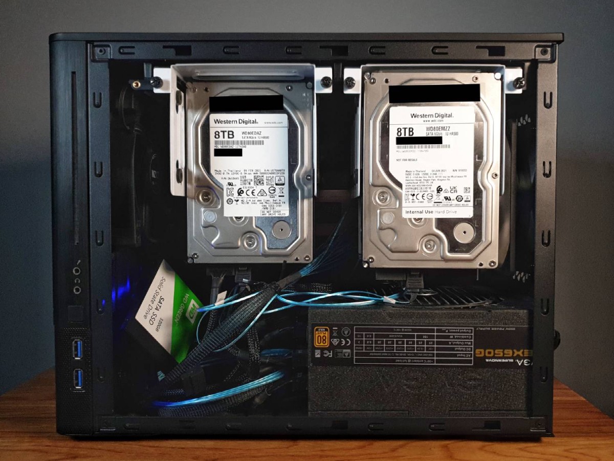 A view into the right side of the server after removing the right side panel.